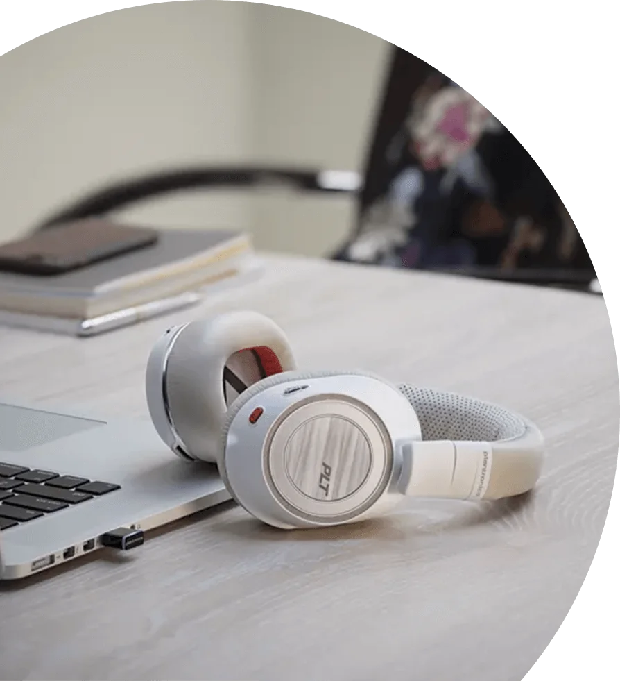 Poly Voyager 8200 Poly Voyager 8200